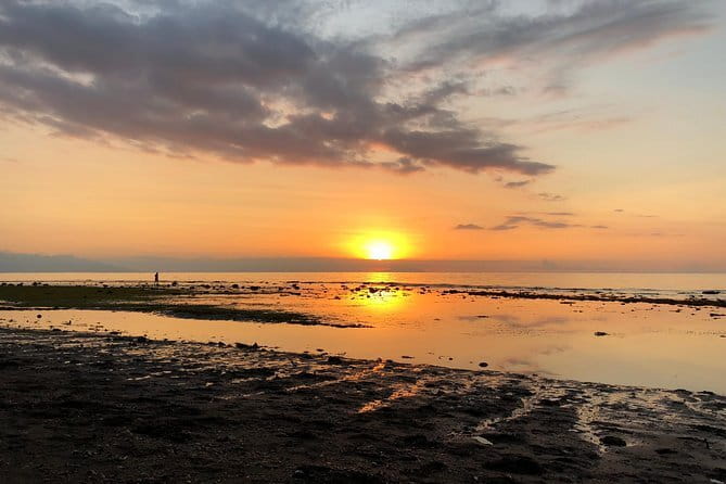 3-Day Private Sightseeing Tour of Bali with Hotel Pickup - Day 2: Mengwi gardens, Lake Bratan temples, and Tanah Lot’s ocean sunset