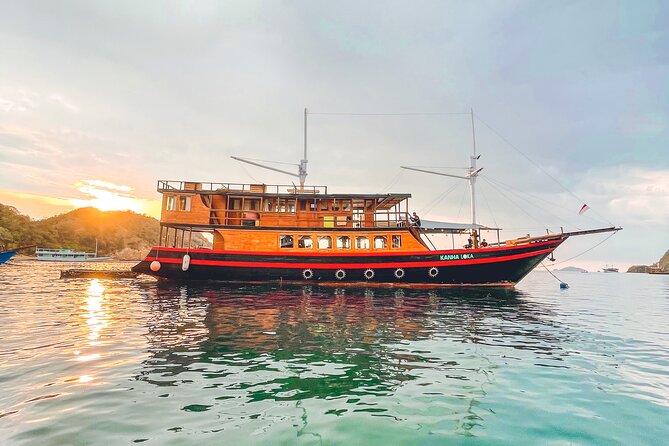 3 Days Deluxe Boat Private Cabin Sailing Trip in Komodo Island - Day 1: Kelor viewpoint, Manjarite pier, and Kalong bats at dusk
