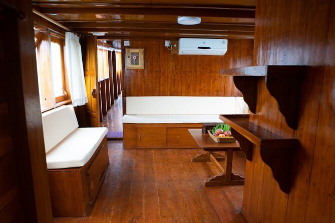 3Days Komodo Tour By Private Boat for 4 pax - Day 3: Turtle snorkeling at Siaba Besar, then Kanawa sands