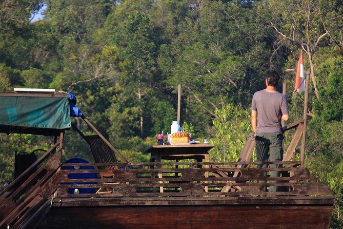 3ns Private Orangutan and Bornean Primates Kelotok Tour - Day 3 at Pondok Tanggui: the 9am feeding window
