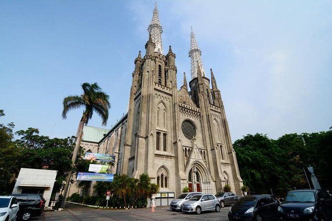 4 Hours Jakarta Private City Tour - (Most Tourist Attractions) - Passing Downtown Highlights: The Welcome Monument in the CBD