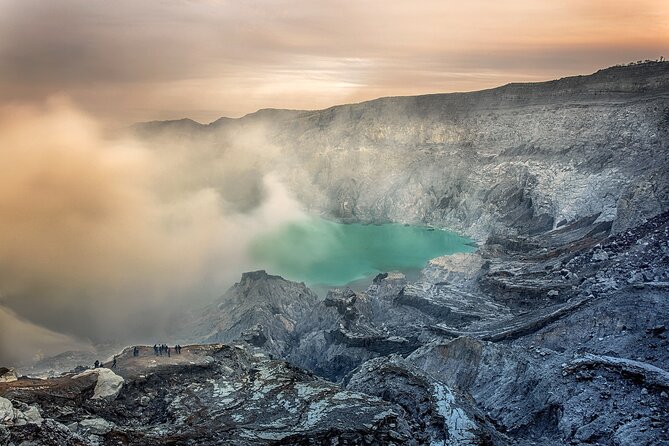 5 Days Borobudur Prambanan Tumpaksewu Bromo Ijen to Bali Private - Day 4: King Kong Hill Sunrise View, Jeep to Mount Bromo, and the Otherworldly Crater Feeling