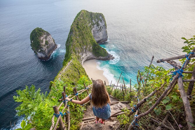 All Inclusive Nusa Penida Private Tour - Pasih Uug Beach (Broken Beach): the big rock hole photo moment