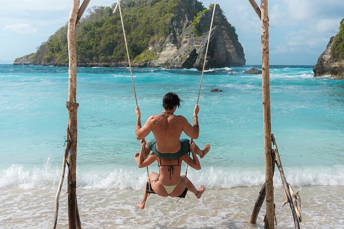 Bali East Nusa Penida Private Tour - All Inclusive - Rumah Pohon Molenteng: tree-house photos on a rock cliff