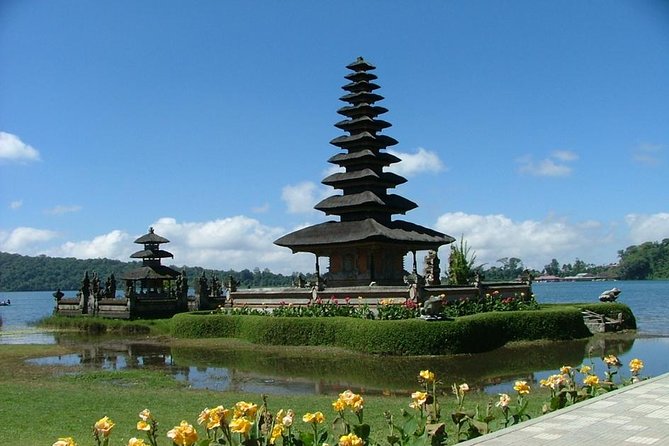 Bali Private Tour: Ulun danu Temple, Iconic Handara Gate & Tanah lot sunset. - Handara Iconic Gate, your quick photo win