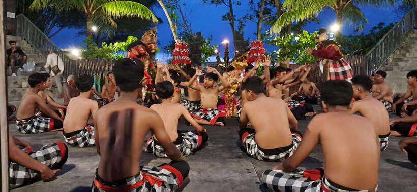 Bali: Tanah Lot Temple Sunset Kecak & Fire Dance Show Ticket - Arrive Early at De Jukung Resto & Bar, Then Let the Timing Do Its Job