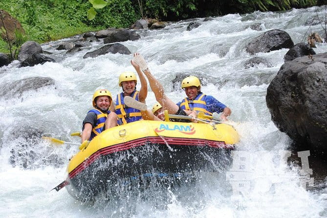 Bali Tour Driver - Tegenungan Waterfall: nature that invites a quick swim