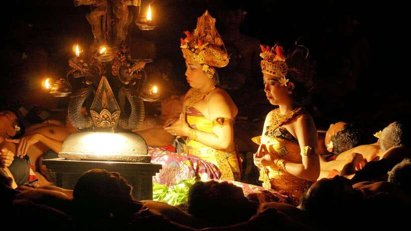 Bali: Ubud Kecak and Fire Dance Show Tickets - Crowd Interaction, Getting Closer to the Action