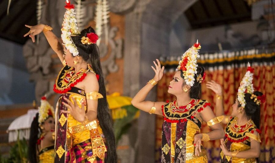 Bali: Ubud Palace Legong Dance Show Ticket - Understanding the story: pamphlets make a difference