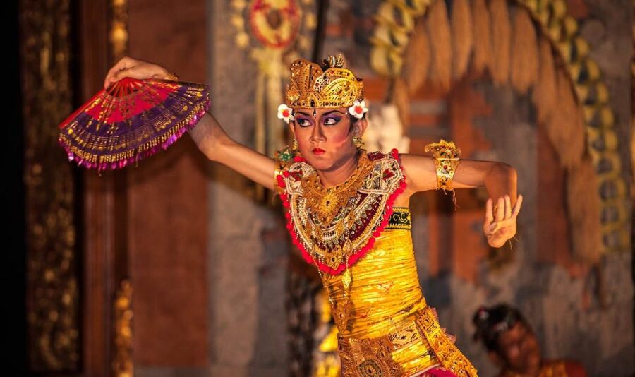 Bali: Ubud Palace Legong Dance Show Ticket - Finding your way: ticket counter at Ubud Palace, stage across the road