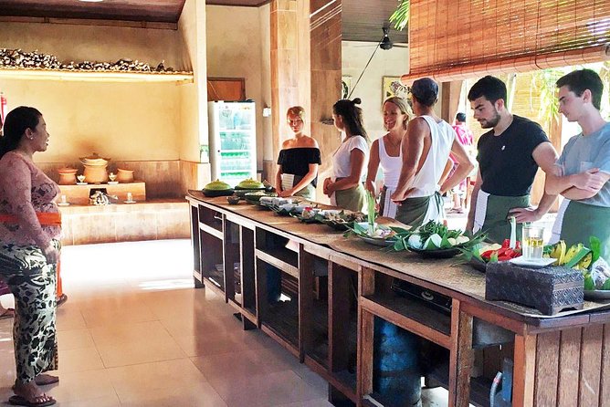 Bali Ubud Paon Cooking Class - Ubud Traditional Art Market stop, finding ingredients the right way