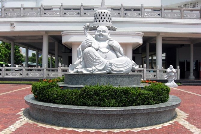 Batam Amazing Day Tour (include Lunch) - Welcome to Batam Monument: Your First Photo and First Orientation