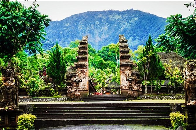 Beauty Of West Bali Tour (Private and All Inclusive) - Ulun Danu Bratan Temple on the lake: temple views with water drama