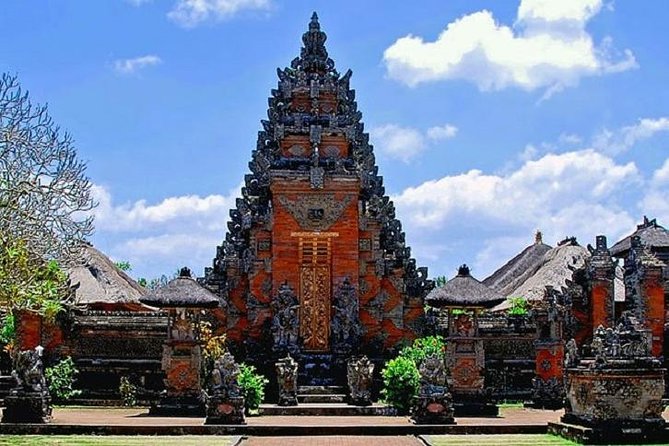 Best of Ubud Private Day Tour with All Inclusive - Sacred Monkey Forest Sanctuary: gray macaques and temple setting
