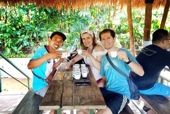 coconut wine and coffee safary tour - Stop 1 at Uma Pakel Agro Tourism and the hand made coffee process