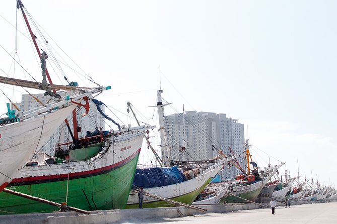 Full Day Private Jakarta Tour(Inc Lunch, Puppet show, & Souvenir) - Getting around Jakarta: why the private car is the whole point