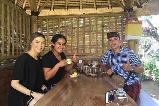 Full-Day Tour: White Water Rafting and Highlight of Ubud with All-inclusive - Buffet lunch, showers, and lockers that keep you comfortable