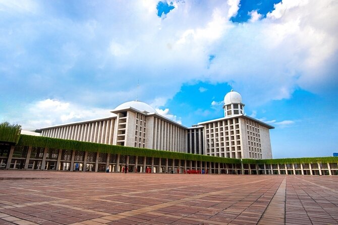 Jakarta Full-Day Highlights Tour with Transfer - Makutharama Puppet Studio and Kota Intan Drawbridge: a culture stop with a sales question