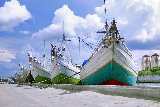 Jakarta Half-Day Highlights Tour - Istiqlal Mosque and Jakarta Cathedral: Two Faiths, One Block
