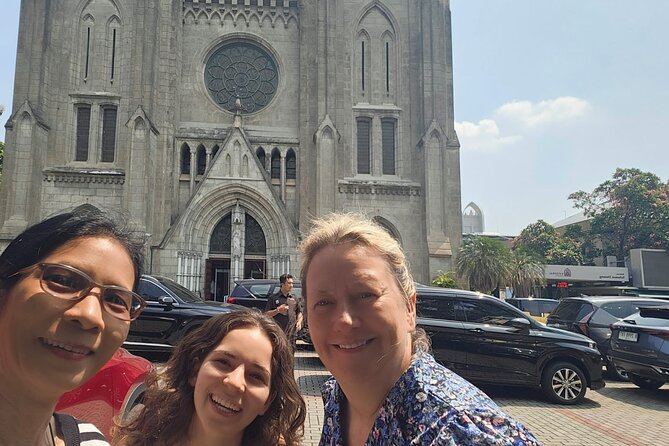 Jakarta Half Day Visit The Monument with Highlight City Tour - Istiqlal Mosque and Jakarta Cathedral: a respectful, practical stop