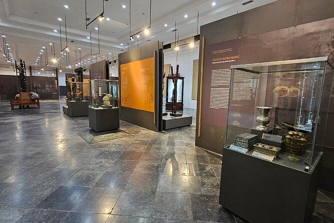 Jakarta: Miniature Park, National Museum & Traditional House Tour - Jalan Surabaya: a low-pressure flea market browse