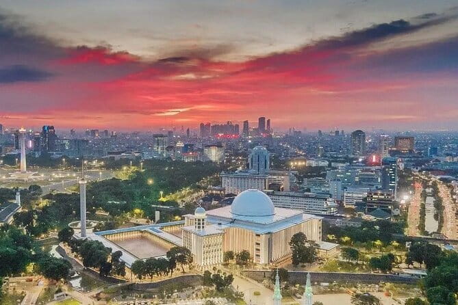 Jakarta Walking Tour with Public Transportation Visiting Sites - Stop 6: Selamat Datang Monument, an easy photo-and-move stop