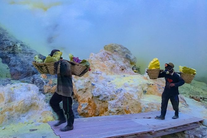 Kawah Ijen Midnight Tour (1 Day) - Kawah Ijen midnight blue flames: why this timing works
