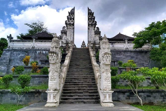 Lempuyang Tour : Heaven gate, Tirta Gangga, Goa Raja waterfall - Goa Raja waterfall: the cool-down stop with spring-water payoff