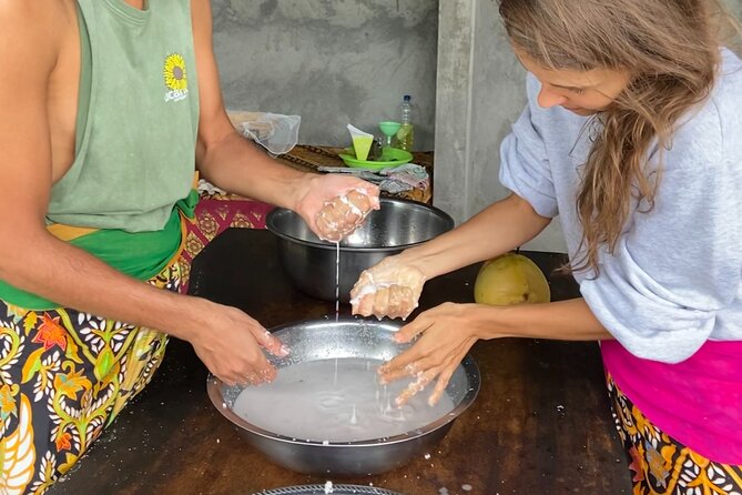 Make Traditional Bali Coconut Oil with a Balinese Family - Village life in Taro: traditional houses, chickens, and daily routines