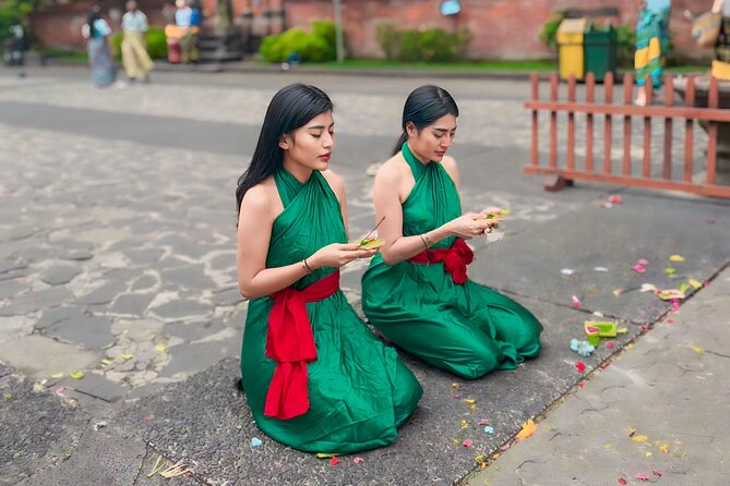 Melukat Ceremony and Temple Tour at Tirta Empul Temple - Morning vs late afternoon: crowd control and cold-water reality