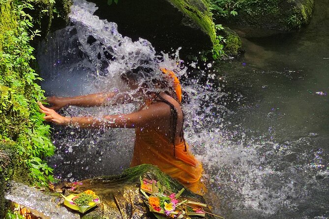 Melukat Purification Ceremony at Mengening Temple - Respectful Etiquette Around the Bath and Offerings