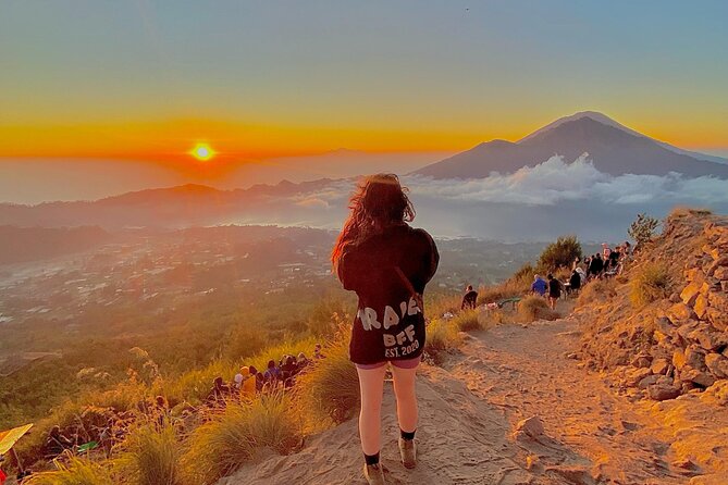 Mount Batur Sunrise Hike, Breakfast & Hot Spring - Getting started in the dark, pickup, flashlight, and pacing