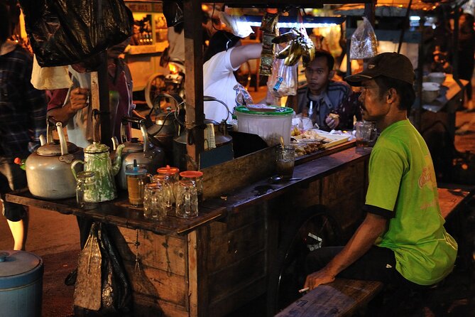 Night Walking Tour-Malioboro street food with guide at Yogyakarta - Starting at Tugu Yogyakarta Monument, the night gets organized fast