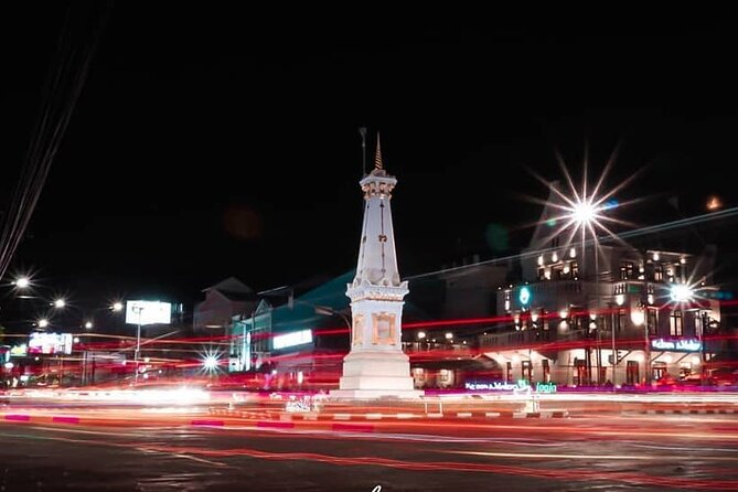 Night Walking Tour-Malioboro street food with guide at Yogyakarta - Nirboyo Gate and the Sultan Palace area by becak or trishaw