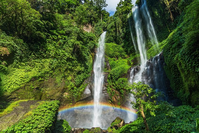North Bali: Sekumpul Waterfalls and Ulun Danu Temple Tour - Stop 2: Ulun Danu Bratan Temple Over the Lake