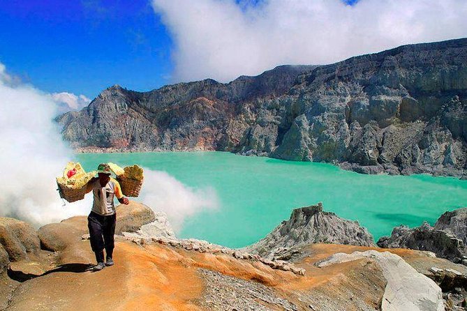 Overnight Mount Ijen Blue Fire Trek Tour From Bali (Private-All Inclusive) - Day 2 at Ijen Crater: the guided blue fire moment and the miner scene