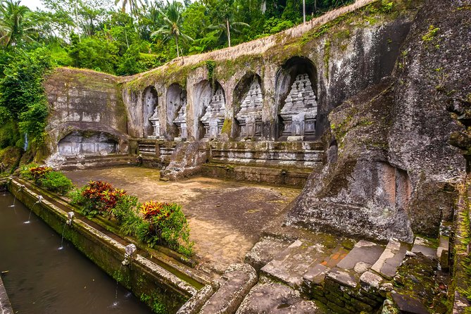 Private Full-Day Tour: Balinese Temples and Rice Terraces - Sacred Monkey Forest Sanctuary in Ubud: Yes, the Monkeys Are the Boss