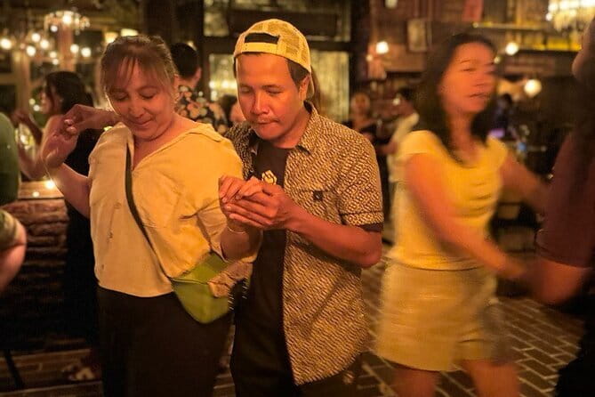 Private Salsa and Bachata Dance in Bali - The first hour: basics that actually turn into social dancing