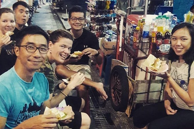 Small-Group Walking and Food Tour by Night in Yogyakarta - Where the night starts: Tugu Jogja and the 6:30 pm rhythm