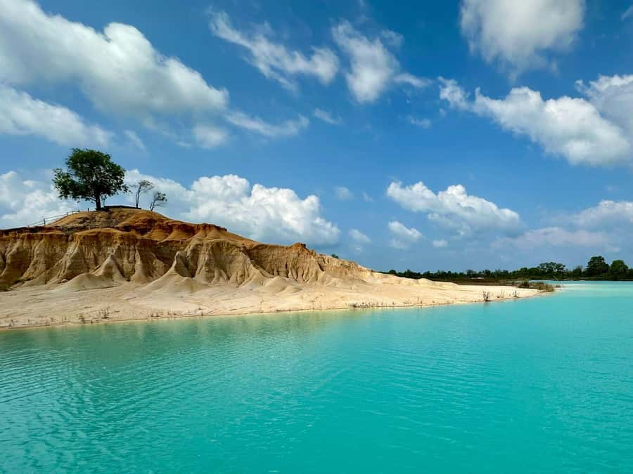 Teluk Sebong: Bintan Desert and Blue Lake Trip - Restaurant stop and souvenirs, what costs extra and how to handle it