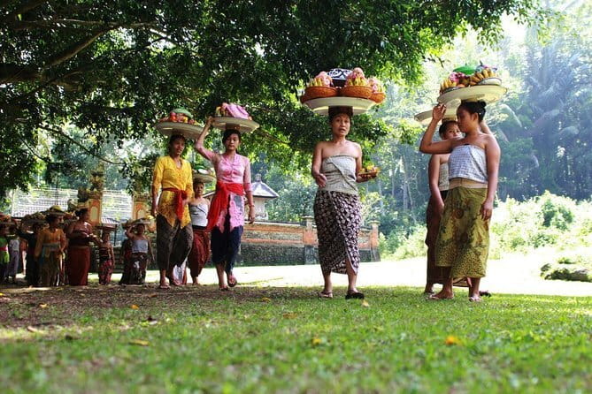Ubud Highlights Tour ( Private All-Inclusive ) - Batuan’s house compound and Desa Batuan Temple: the details people miss