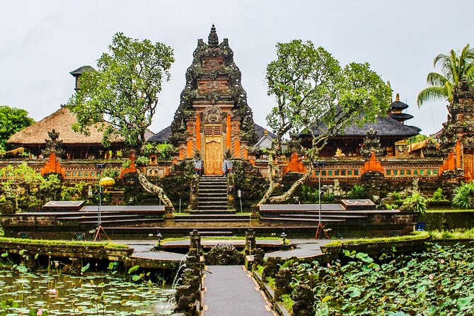 Ubud: Monkey Forest, Rice Terraces & Sacred Temples - Ubud Royal Palace, traditional design in a tighter stop