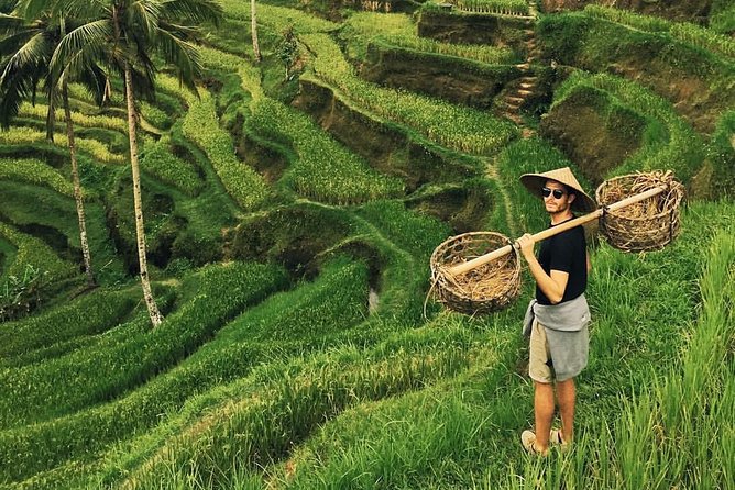 Ubud Sightseeing, Holy Water Temple & Waterfall - Stop 1: Dewa Putu Toris artisan painting and Ubud craft culture