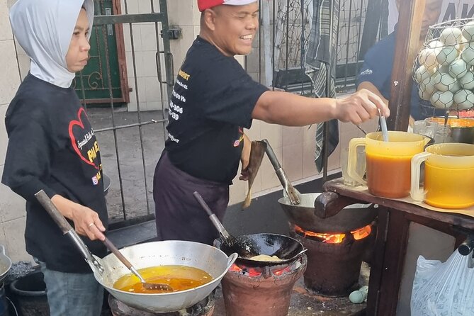 Yogyakarta Culinary&Walking Tour with English/France/Italy guide - Stop 3: Bakpia on Jalan Malioboro, a quick snack you can remember
